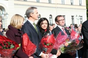 Nyutnevnt kulturminister Hadia Tajik på slottsplassen 21. september 2012.