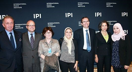 På Trygve Lie Symposium hadde utenriksminister Espen Barth Eide med seg (f.v.) Ipi-sjef Terje Rød Larsen, Idea-sjef Vidar Helgesen, sjef i International Crisis Group Louise Arbour, egyptiske Esraa Abdel Fattah, USAs viseutenriksminister Maria Otero og libyske Alaa Murabit. Foto: UD/Hansine Korslien