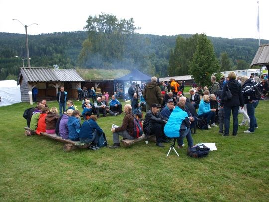 Servering av kaffe kokt på bål, fra Telemarkskogen