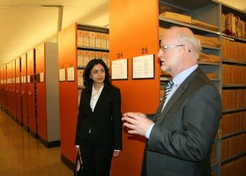 Kulturminister Hadia Tajik og riksarkivar Ivar Fonnes i Riksarkivets magasin