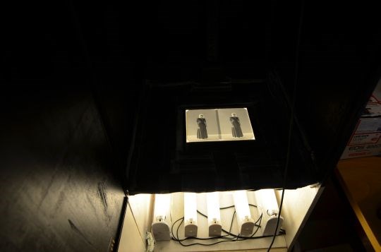 For å få dei gamle bileta inn på datamaskina brukar Egil ein spesialbygd boks, den såkalla foto-foto-boksen. Her tek han bilete av gamle negativ, som blir skanna og sendt til biblioteket for publisering på nett