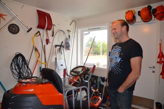 Eit godt driftsresultat har gjort det mogleg for Basen å kjøpe inn bilar, snøfresarar og diverse verkty dei treng for å vera sjølvhjelpne. Dei har også fått mykje verktøy og utstyr frå lokale bedrifter