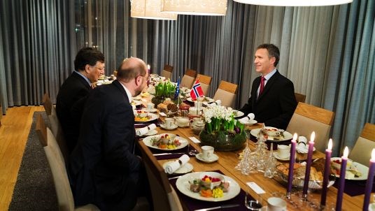 Stoltenberg, Barroso og Schulz ved møtebordet i statsministerboligen.