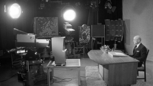 Statsminister Kåre Willoch klar for opptak i Dagsrevyens studio i NRK i Oslo.