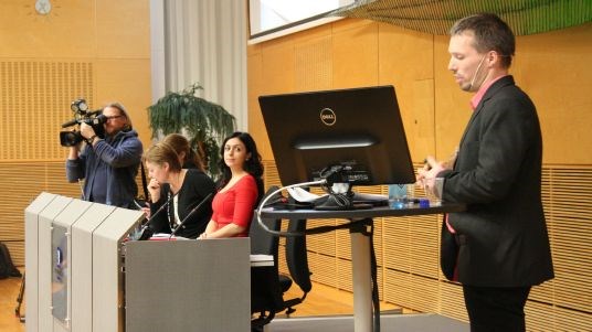 Utvalgsleder Sturla Stålsett presenterer NOU 2013: 1 Det livssynsåpne samfunn. En helhetlig tros- og livssynspolitikk for kulturminister Hadia Tajik og fornyings-, administrasjons- og kirkeminister Rigmor Aasrud