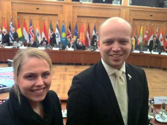 Landbruks- og matminister Trygve Slagsvold Vedum og politisk rådgiver Anne Marie Aanerud på ministermøtet i Berlin.