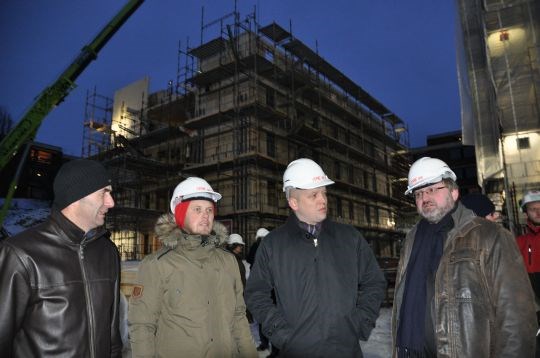 Landbruks- og matminister Trygve Slagsvold Vedum på befaring på studentleiligheter i massiv tre UMB Ås.