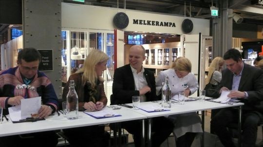 Juryen besto av, fra venstre: Norske reindriftsamers landsforbund sin leder, Nils Henrik Sara, direktør for reiseliv og kultur i hovedorganisasjonen Virke, Hilde Solheim, landbruks- og matminister Trygve Slagsvold Vedum, Anette Fjelleng Hansen fra Matprat og Mathallens egen markedssjef Frode Rønne Malmo.