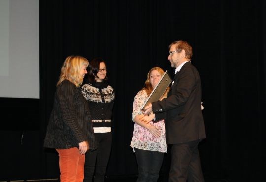Rubbestadneset skule mottar trivselsprisen 2013 i Bømlo kulturhus under Trivselsdagen 2013.