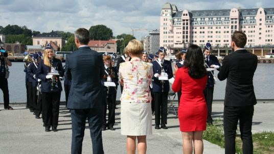 Lansering av det nye kulturløftet 11. august 2013. Statsminister Jens Stoltenberg, statsråd Hadia Tajik, statsråd Liv Signe Navarsete og SV-leder Audun Lysbakken hører på Bøler og Nøklevann Musikkorps.