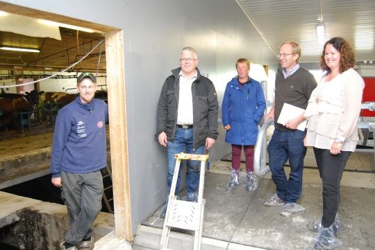 Fylkesmannen presenterte nytt Regionalt bygdeutviklingsprogram i samarbeid med næringsorganisasjonene på Rensvold gård i Stange. Fra venstre grunneier Kristoffer Lund, leder i Hedmark Bondelag Einar Myki, nestleder i Hedmark Bonde- og Småbrukarlag Kjersti Røhnebæk, landbruksdirektør Haavard Elstrand og fylkesmann Sylvia Brustad.