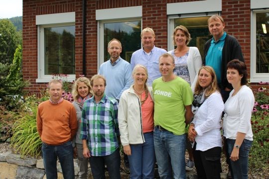 Hovedprosjektgruppen: Bak fra venstre: Kjetil Gran Bergsholm, Harald Dypedal, Tori W. Haugli, Stein Aarskog. Foran fra venstre: Karl-Otto Mauland, Ingunn H. Sømme, Bjørnar Bjelland, Berit Viken, Amund Kind, Anne Hagen Bakken og Hilde Aasen