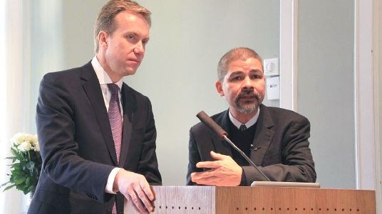 Utenriksminister Brende og sjefredaktør Aye Chan Naing i Democratic Voice of Burma. Foto: Svein Atle Michelsen, UD