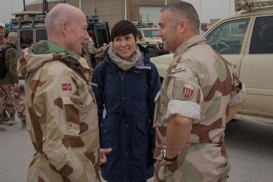 Forsvarsminister Ine Eriksen Søreide besøkte norske soldater i Afghanistan sammen med den nye forsvarssjefen Haakon Bruun-Hanssen (t.v.). Til høyre på bildet stabssjef for den norskekontingentledelsen oblt. Nils Frode Vindenes.