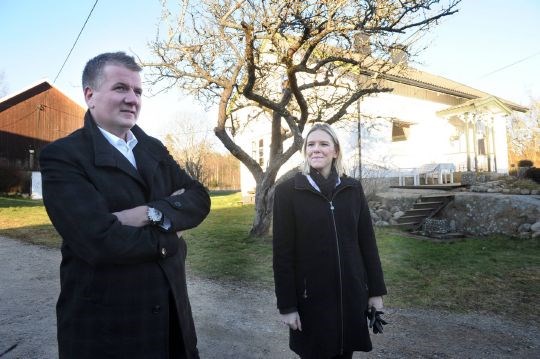 Styreleder Norges Eiendomsmeglerforbund Tormod Boldvik og landbruks- og matminister Sylvi Listhaug under dagens besøk på gården Dale Store Gressvik ved Fredrikstad i dag.
