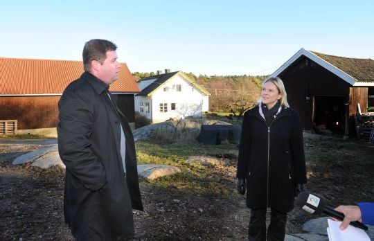 Eiendomsmegler Pål Ivar Lauritsen viser landbruks- og matminister Sylvi Listhaug rundt på eiendomen Dale Store i Fredrikstad, som er til salgs. 