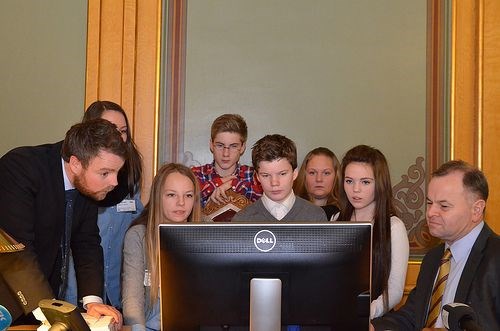 Kunnskapsminister Torbjørn Røe Isaksen, Thea Johanne Skogly Sørheim, Jesper Lind-Olsen, Hanna Birgitte Norberg, Emilie Sørensen Linke, Agnhild Johansen og Jesper Lind Olsen i 9. klasse ved Tromstun ungdomsskole og stortingspresident Olemic Thommessen.(Foto: Stortinget)