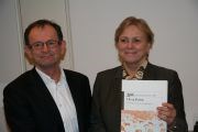 Fylkesmann Erling Lae overleverer Gravferdsavgiftsutvalget si utredning til kulturminister Thorhild Widvey 3. mars 2014.