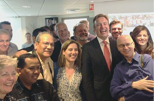 Minister of Foreign Affairs with the foreign correspondents at Nips. Photo: R.Fjeld, MFA