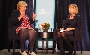 Erna Solberg og Liza Mundy