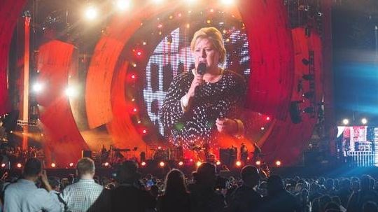 Statsministeren lanserer norsk støtte til vaksinealliansen Gavi foran titusenvis av tilskuere på Global Citizen Festival i Central Park. Foto: Emilie N Everett