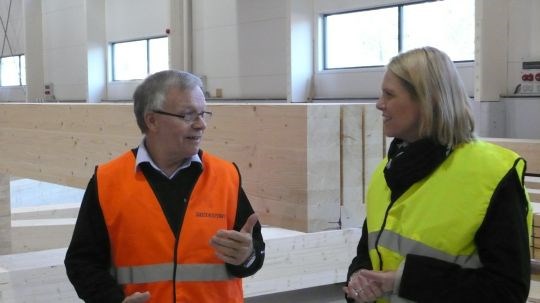 John Håkensveen, Trond Hagen og Åge Holmestad forklarte ein interessert statsråd Listhaug korleis dei arbeider med å byggje elementa til verdas høgste trehus.