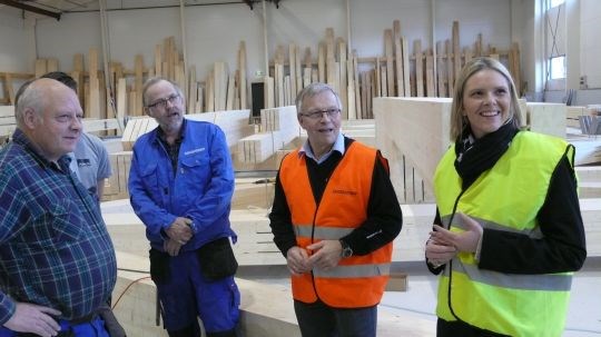 John Håkensveen, Trond Hagen og Åge Holmestad forklarte ein interessert statsråd Listhaug korleis dei arbeider med å byggje elementa til verdas høgste trehus