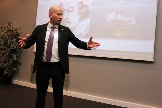 Olje- og energiminister Tord Lien holder innlegg i Sandnessjøen mandag 24. november