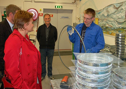 Stáhtaráđđi Rigmor Aasrud ságastallá Kjetil Arnsenin go gallededje Bodø Industri AS. Duogábealde Knut Lindquist, fitnodaga buvttadan- ja logistihkajođiheaddji.