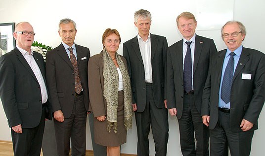 Vearrodirektevra Svein Kristensen (gurutbealde), dearvvašvuođadirektevra Bjørn-Inge Larsen, ođasmahttiministtar Rigmor Aasrud, Difi-direktevra Hans Christian Holte, NAV-direktevra Tor Saglie ja Brønnøysund-logahaga direktevra Erik Fossum digaštalle digitála stáhta vuosttašválljema ja oktasaš hástalusaid. Govvideaddji: Kristin Brådvik.