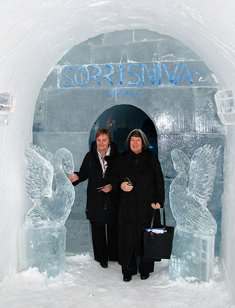 Sorrisniva Igloo hotealla Álttás geasuhii stáhtaráđi Rigmor Aasrud ja departemeantaráđi Karin Moe Røisland.