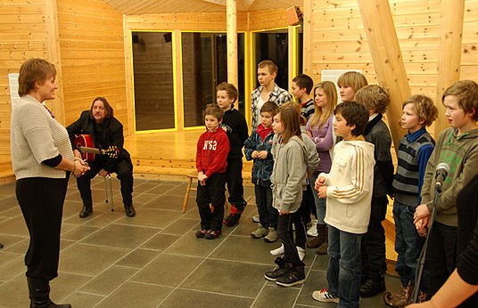 Porsáŋggu kulturskuvlamánát lávlo sámegilli stáhtaráđđái ja su bargovehkii Kvena Instituhtas Bissojogas.
