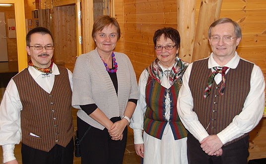 Stáhtaráđđi Rigmor Aasrud álggahii mátki Finnmárkkus kvena Instituhta galledemiin.  Doppe lei diehtojuohkin oahpahushoavdda Terje Aronsen, (olgešb.), Solveig Samuelsen ja Oddbjørn Samuelsen bokte.