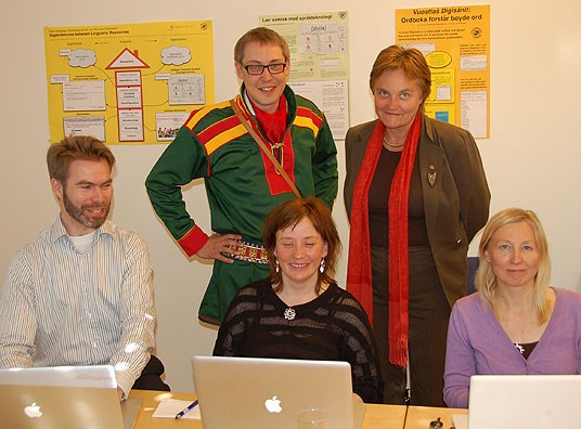 Govas: Ovddabealde, gurut ravddas: Sjur Moshagen, Maja Kappfjell ja Berit Anne Bals Baal  Divvun ovddasteaddjit. Maŋábealde: Stáhtačálli Raimo Valle ja stáhtaráđđi Rigmor Aasrud.