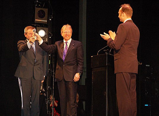 Opera director Bjørn Simensen and managing director Bernt Bauge have just received the key to the new opera house from Minister of culture Trond Giske.