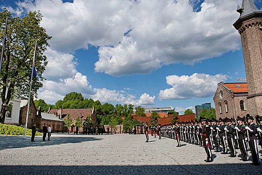 Suodjalusministtar Grete Faremo ja Bosnia-Hercegovina suodjalusministtar Selmo Cikovic dárkkisteaba gudnesoalddátveaga. - Fotografiija: Torgeir Haugaard, Suodjalusa mediaguovddáš