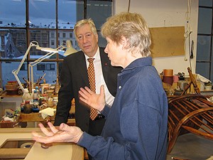 Finansminister Sigbjørn Johnsen presenterer forslaget for daglig leder Anne Cathrine Hagen i Restaurering AS.