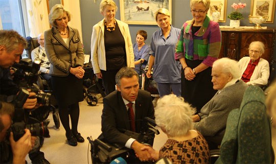 Statsminister Jens Stoltenberg, helse- og omsorgsminister Anne-Grete Strøm-Erichsen og kommunal- og regionalminister Liv Signe Navarsete på Sofienbergsenteret sykehjem.