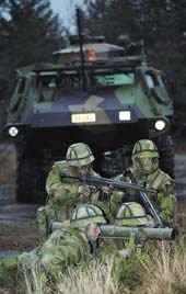 Soldater foran tank