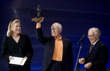 Komiteens leder Liv Ullmann og Henrik Ibsens oldebarn Tancred Ibsen overrakte prisen til Brook på Nationaltheatrets hovedscene. Foto: Kultur- og kirkedepartementet/Kyrre Lien, Scanpix