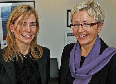 Utvalsleiar Karen Helene Ulltveit-Moe og statsråd Liv Signe Navarsete. Foto: Agnar Kaarbø/KRD