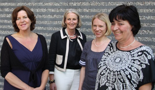 Arbeidsminister Hanne Bjurstrøm, adm. dir. i HSH Vibeke Madsen, kulturminister Anniken Huitfeldt og nestleder i LO Gerd Kristiansen. Foto: Arbeidsdepartementet