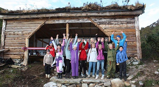 4H-medlemene jublar for den nye gapahuken