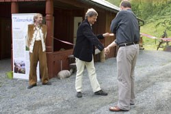 Åpning av gardskafeen. Fra venstre: gardbruker Leiv Øverbø, Bob Gottschal fra Fylkesmannen og Alastair Dobson fra Taste of Arran. Foto: Hamish Moore