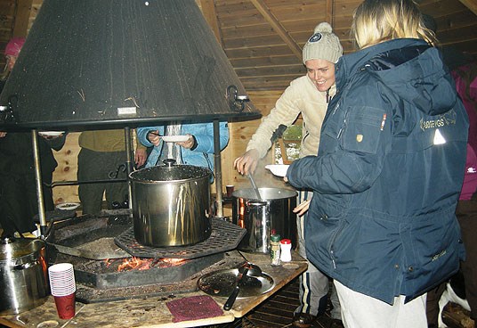Søgne elevene får undervisning i Inn på tunet tilbudene på gården.