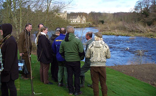 Fra Tweed River i England. Studietur. Ser på tilrettelegging langs elva på laksevaldet Ladykirk