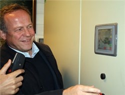 Landbruks- og matminister Lars Peder Brekk åpner Vågen Minikraftverk. Foto: Bjørn Lauritzen