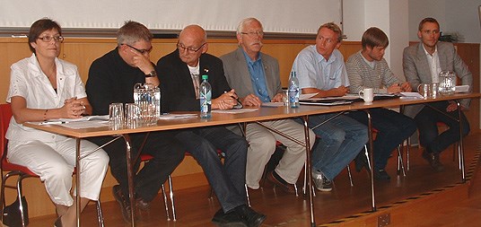 Stortingskandidatene fra Trøndelag er enige om å samarbeide for å løse regionens skogpolitiske utfordringer. Fra venstre: Gerd Janne Kristoffersen (AP, Nord-Trøndelag), Andre Skjelstad (Venstre, Nord-Trøndelag), Johannes Sandstad (KRF, Nord-Trøndelag), Lars Myraune (Høyre, Nord-Trøndelag), Endre Skjervø (FRP, Nord-Trøndelag), Trond Martin Sæterhaug (SV, Nord-Trøndelag), Ola Borten Moe (SP, Sør-Trøndelag). Foto: Fylkesmannen i Nord-Trøndelag.