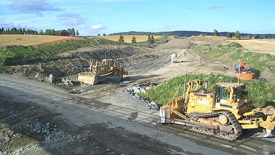 Bygging av riksvei 2 i Ullensaker gjennom Norges kornkammer. Foto: Lars Martin Julseth