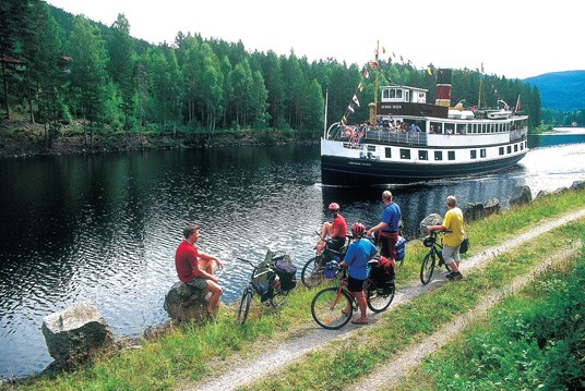 Syklister møter M/S Henrik Ibsen i Strengen. Foto: Vidar Askeland